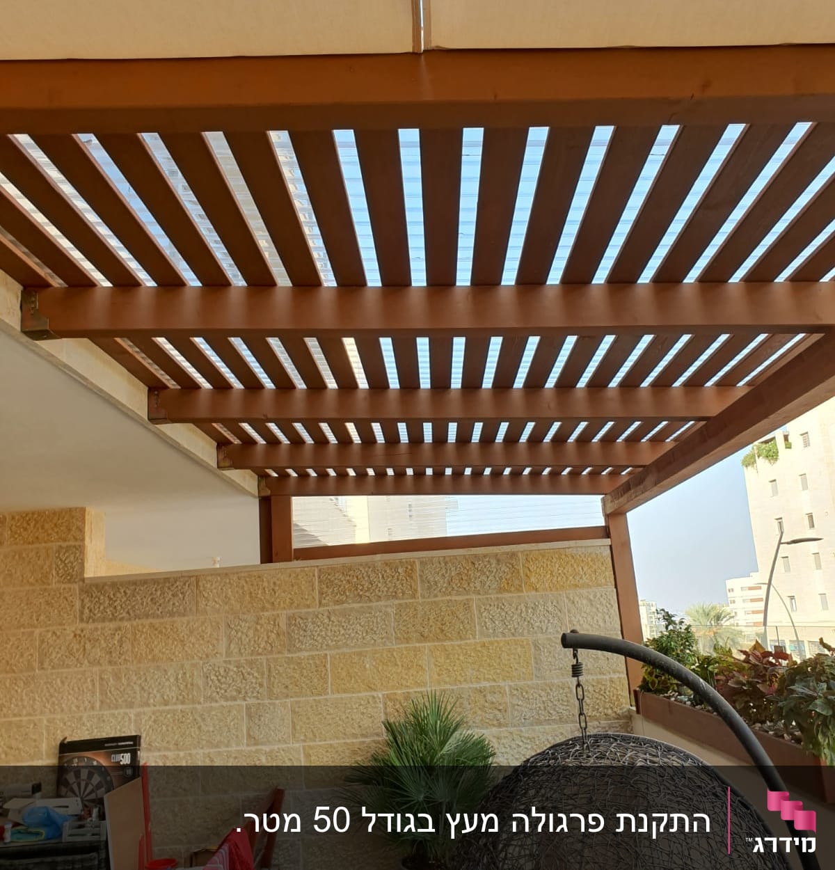 פרגולה מעץ עם צמחייה ועציץ על מרפסת